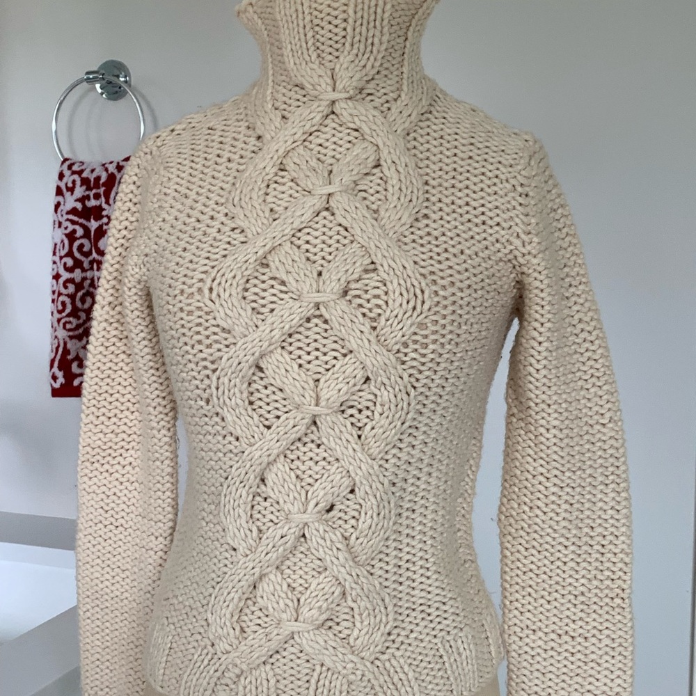 Kenneth Cole size S beige cable knit sweater. Worn a handful of times.